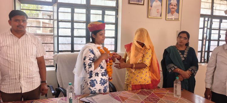 सूचना एवं जनसंपर्क कार्य प्रभारी अंतिमा सैन ने ली नारणावास प्रशासक से विकास कार्यों की जानकारी, ग्रामीणों की समस्याएं सुनीं