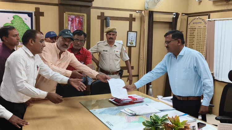आरटीई के बकाया पैसे दिलाने की मांग को लेकर जिला कलेक्टर को सौंपा ज्ञापन