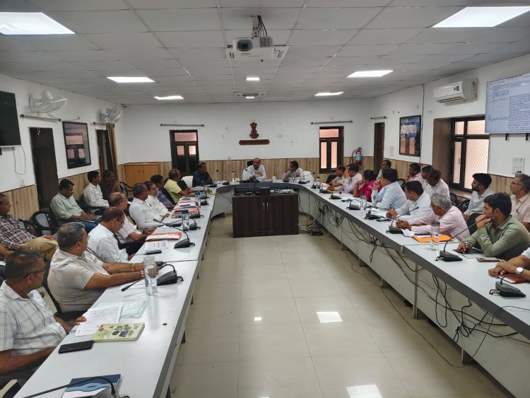 विभागीय अधिकारी प्रो-एक्टिव होकर सरकारी योजनाओं का लाभ आमजन तक पहुँचाएं-प्रभारी सचिव
