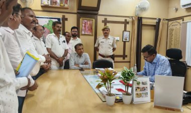 पंचायत शिक्षकों व विद्यालय सहायकों ने मुख्यमंत्री के नाम कलेक्टर को ज्ञापन सौंपा