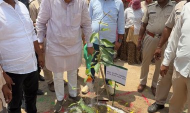मंडला में विधायक छगनसिंह राजपुरोहित ने सुनी जनसमस्याएं, घरों के ऊपर से गुजर रही विद्युत लाइन हटाने के दिए निर्देश