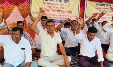 वाटर शेड के बकाया भुगतान को लेकर धरना जारी, चार दिन से भूख हड़ताल पर बैठे हैं दो ठेकेदार