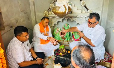 प्रधानमंत्री मोदी के 12 वर्ष पूर्ण होने पर मंदिर में पटेल व चौधरी ने की पूजा-अर्चना, राष्ट्र की समृद्धि की कामना