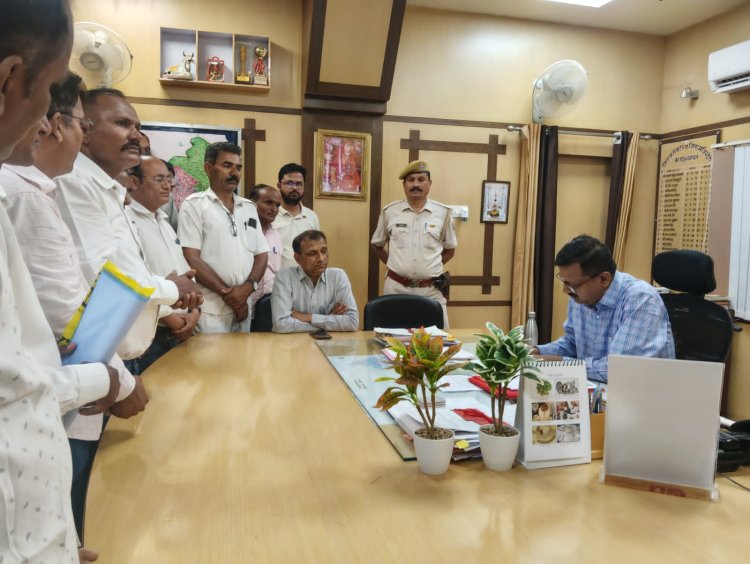 पंचायत शिक्षकों व विद्यालय सहायकों ने मुख्यमंत्री के नाम कलेक्टर को ज्ञापन सौंपा