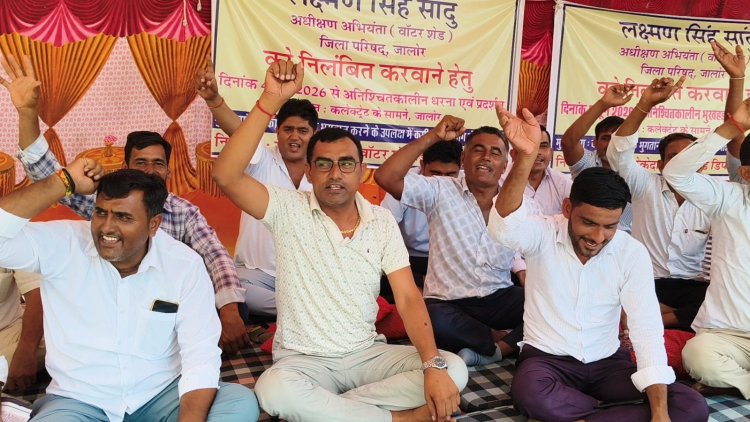 वाटर शेड के बकाया भुगतान को लेकर धरना जारी, चार दिन से भूख हड़ताल पर बैठे हैं दो ठेकेदार