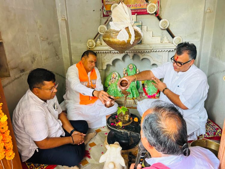 प्रधानमंत्री मोदी के 12 वर्ष पूर्ण होने पर मंदिर में पटेल व चौधरी ने की पूजा-अर्चना, राष्ट्र की समृद्धि की कामना
