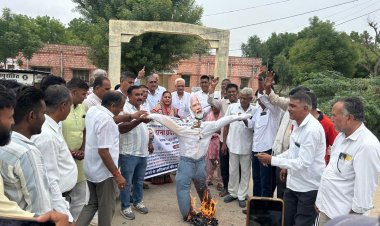 जिलेभर में कांग्रेसियों ने ब्लॉक स्तर पर प्रदर्शन कर केंद्रीय शिक्षा मंत्री का इस्तीफा मांगा