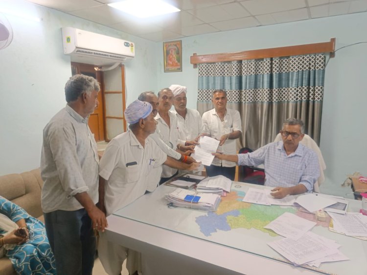 कृषि भूमि से प्रस्तावित बाईपास पर ग्रामीणों का विरोध, मुख्यमंत्री व सार्वजनिक निर्माण मंत्री के नाम सौंपा ज्ञापन