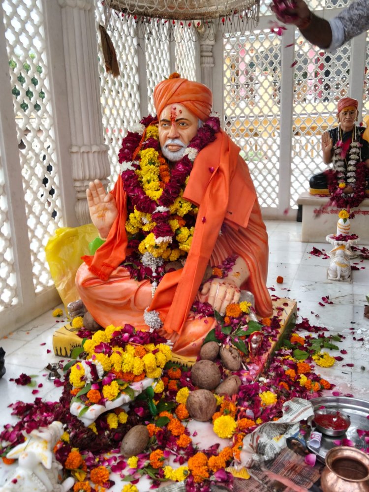 गुरु पूर्णिमा पर भक्तों के लिया गुरु का आशीर्वाद, शिव मंदिरों में उमड़ी श्रद्धालुओं की भीड़