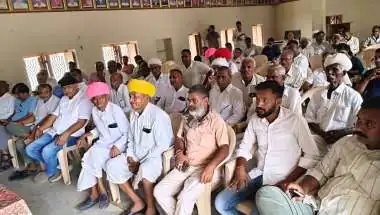 जिला प्रभारी यादव ने आहोर में बैठक कर कहा - हम सभी को जमीनी स्तर पर जाकर आमजन से संवाद करना पड़ेगा, तभी जीत मिलेगी