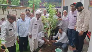 माली समाज मुक्तिधाम में किया पौधरोपण, भामाशाहों का किया सम्मान