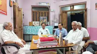 विभिन्न समस्याओं को लेकर आशापूर्णा कॉलोनीवासियों ने मुख्य सचेतक को सौंपा ज्ञापन