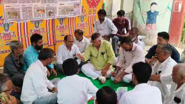टूटी सड़कें, गंदगी और जलभराव समेत कई समस्याओं को लेकर ग्रामीणों ने उम्मेदबाद पंचायत के आगे दिया धरना