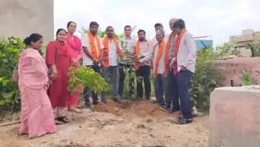 हिन्दू युवा संगठन ने लाल पोल स्कूल में पौधरोपण कर पर्यावरण संरक्षण का दिया सन्देश