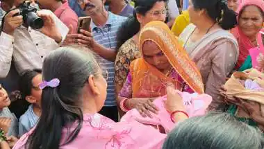 अनचाही चार बेटियों के गृह प्रवेश पर निकाली शोभायात्रा, अब मिलेंगे परिवार