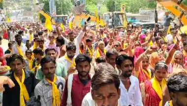 आदिवासी दिवस पर रैली का सनातन धर्म प्रेमियों की ओर से जेसीबी से पुष्पवर्षा कर किया स्वागत