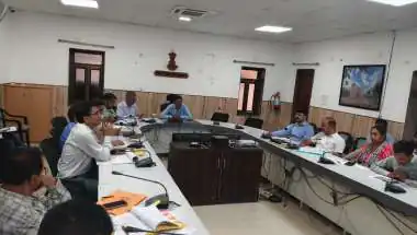 बजट घोषणाओं की क्रियान्विति प्राथमिकता के साथ सुनिश्चित करें- जिला कलक्टर