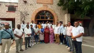 सावरकर पर प्रश्न पूछना अपराध नहीं, शिक्षक गुरु प्रसाद का निलंबन तत्काल वापस हो : शैक्षिक महासंघ