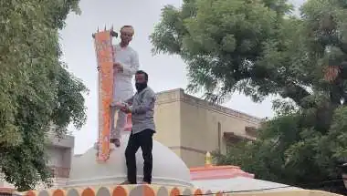बागरा में जागनाथ महादेव के जयकारों के साथ मंदिर के शिखर पर चढ़ाई अमर ध्वजा 