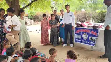 जरूरतमंद बच्चों के चेहरों पर खिली मुस्कान, राजसुगम सेवा संस्थान ने वितरित किए वस्त्र