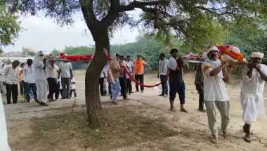 अनोखी अंतिम यात्रा : गठजोड़ा बनकर बैकुंठधाम गए पति-पत्नी