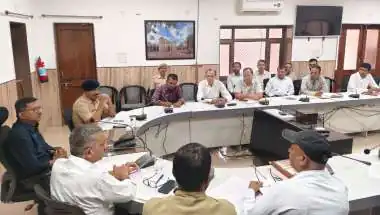 जिला सड़क सुरक्षा समिति की बैठक में पुलिस, परिवहन व पीडब्ल्यूडी की संयुक्त टीम का गठन कर प्रभावी कार्यवाही के निर्देश