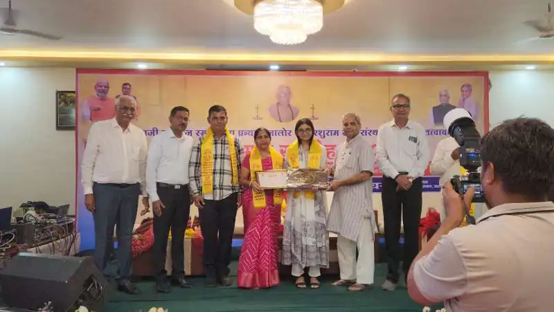 विद्यार्थी उच्च शिक्षा के क्षेत्र में सफलता प्राप्त कर अपने माता-पिता के साथ देश-प्रदेश का नाम रोशन करें -मुख्य सचेतक जोगेश्वर गर्ग