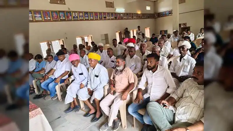 जिला प्रभारी यादव ने आहोर में बैठक कर कहा - हम सभी को जमीनी स्तर पर जाकर आमजन से संवाद करना पड़ेगा, तभी जीत मिलेगी