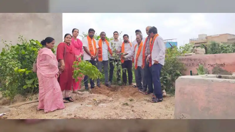 हिन्दू युवा संगठन ने लाल पोल स्कूल में पौधरोपण कर पर्यावरण संरक्षण का दिया सन्देश