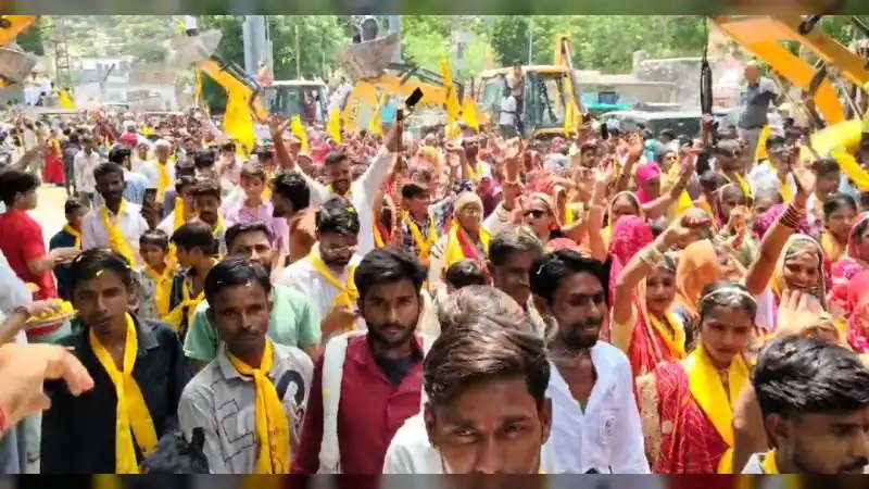 आदिवासी दिवस पर रैली का सनातन धर्म प्रेमियों की ओर से जेसीबी से पुष्पवर्षा कर किया स्वागत