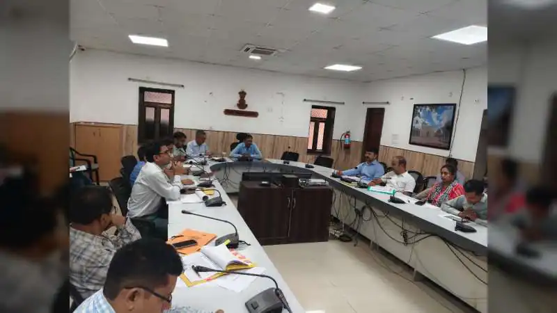 बजट घोषणाओं की क्रियान्विति प्राथमिकता के साथ सुनिश्चित करें- जिला कलक्टर