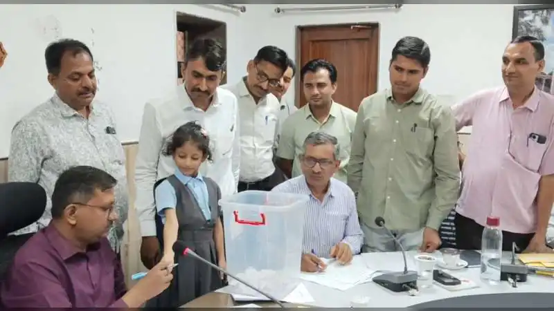 जालोर नगर परिषद समेत सांचौर, भीनमाल, आहोर व सायला नगरपालिका के वार्डों की निकाली लॉटरी, जानिए, कौनसी सीट किसके लिए हुई आरक्षित