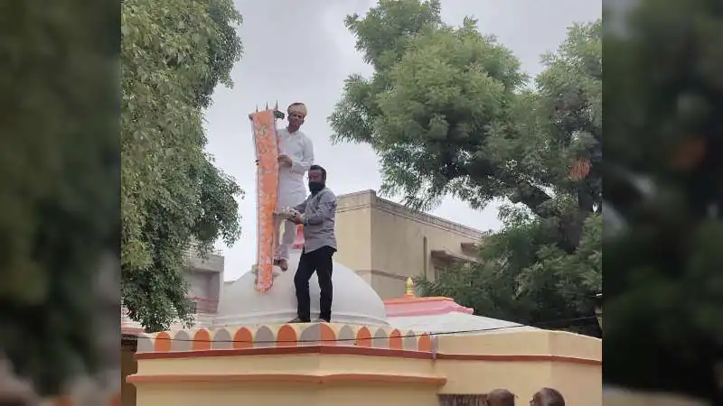 बागरा में जागनाथ महादेव के जयकारों के साथ मंदिर के शिखर पर चढ़ाई अमर ध्वजा 