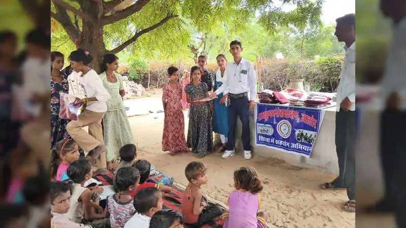 जरूरतमंद बच्चों के चेहरों पर खिली मुस्कान, राजसुगम सेवा संस्थान ने वितरित किए वस्त्र