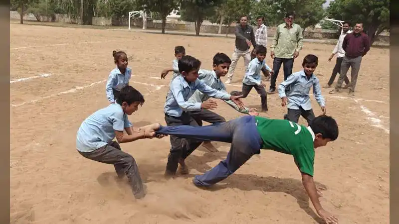  संकुल स्तरीय प्रतियोगिता के कबड्डी में नारणावास ने पहला व जालोर ने दूसरा स्थान पाया 
