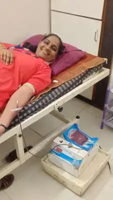 मानवता की मिसाल: हाई रिस्क प्रेग्नेंसी मरीज के लिए एएनएम ने किया रक्तदान, बचाई गर्भवती महिला की जान