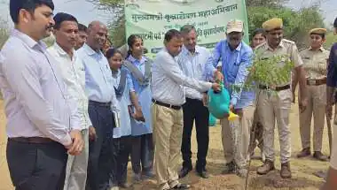 नारणावास में ‘माँ यशोदा’ स्मृति वृक्षारोपण कार्यक्रम का आयोजन, अधिकारियों और छात्रों ने किया पौधरोपण