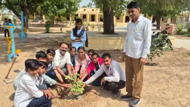 हरियाली से ही बचेगी धरती, सेवड़ी स्कूल में हुआ पौधारोपण