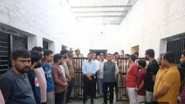 जिला न्यायाधीश ने विजिटर्स बोर्ड के साथ किया कारागृह का निरीक्षण, बंदियों से किया संवाद