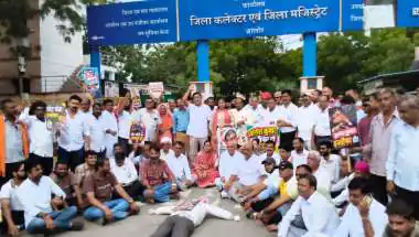 जालोर में कांग्रेस ने मुख्य निर्वाचन आयुक्त ज्ञानेश कुमार का पुतला दहन कर किया विरोध प्रदर्शन
