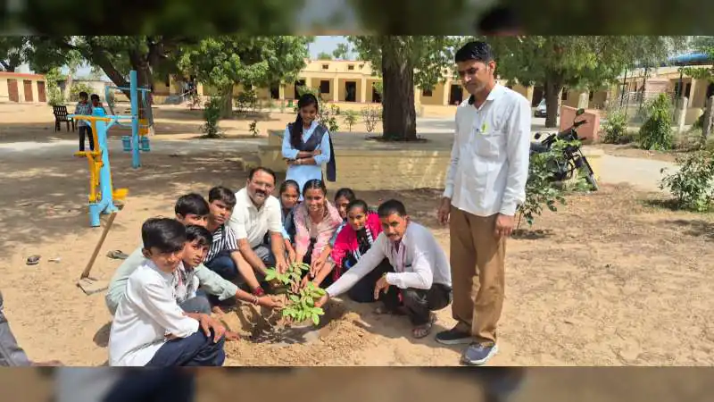 हरियाली से ही बचेगी धरती, सेवड़ी स्कूल में हुआ पौधारोपण