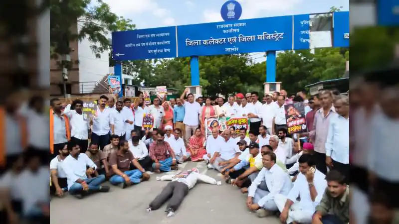 जालोर में कांग्रेस ने मुख्य निर्वाचन आयुक्त ज्ञानेश कुमार का पुतला दहन कर किया विरोध प्रदर्शन
