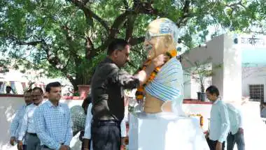 राष्ट्रपिता महात्मा गांधी एवं पूर्व प्रधानमंत्री लाल बहादुर शास्त्री को किया गया स्मरण