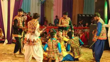 राधे कृष्णा मित्र मंडल के गरबा महोत्सव में गुजराती गरबा, राजस्थानी वेशभूषा और मां काली की झांकी बनी आकर्षण का केंद्र