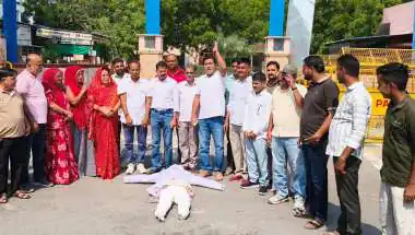 भाजपा प्रदेशाध्यक्ष मदन राठौड़ के बयान के विरोध में कांग्रेस ने जालोर में किया प्रदर्शन एवं पुतला दहन