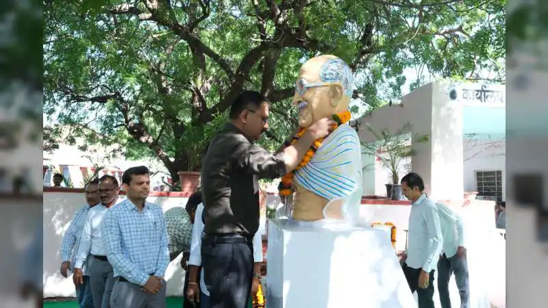 राष्ट्रपिता महात्मा गांधी एवं पूर्व प्रधानमंत्री लाल बहादुर शास्त्री को किया गया स्मरण