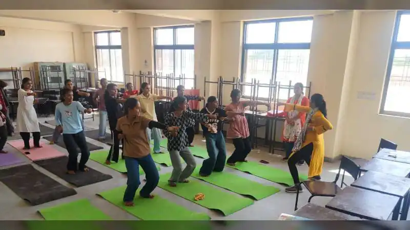 आहोर कॉलेज में प्रशिक्षक ने छात्राओं को सिखाए आत्मरक्षा के गुर