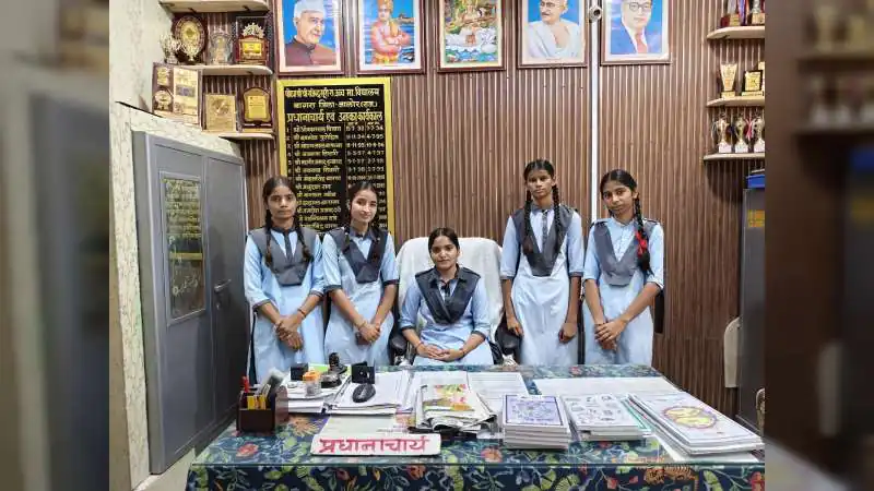 छात्रा मित्तल एक दिन के लिए बनी पीएम श्री विद्यालय बागरा की प्रिंसिपल 