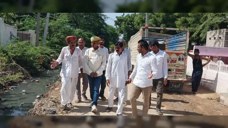 रोमेरो मार्ग पर गंदे पानी के जमाव का निरीक्षण कर जल्द समाधान का दिया आश्वासन 