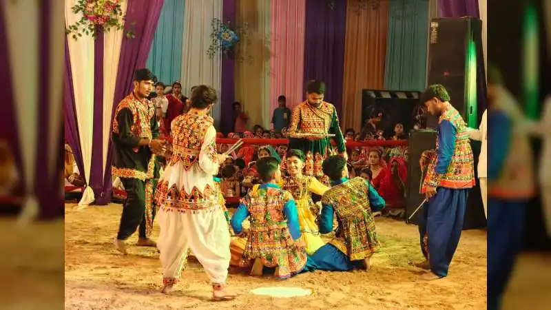 राधे कृष्णा मित्र मंडल के गरबा महोत्सव में गुजराती गरबा, राजस्थानी वेशभूषा और मां काली की झांकी बनी आकर्षण का केंद्र